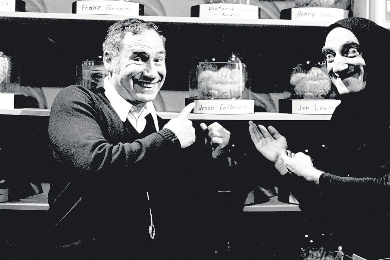 MEL BROOKS Y MARTY FELDMAN EN EL SET DE FILMACIÓN DE EL JOVEN FRANKENSTEIN