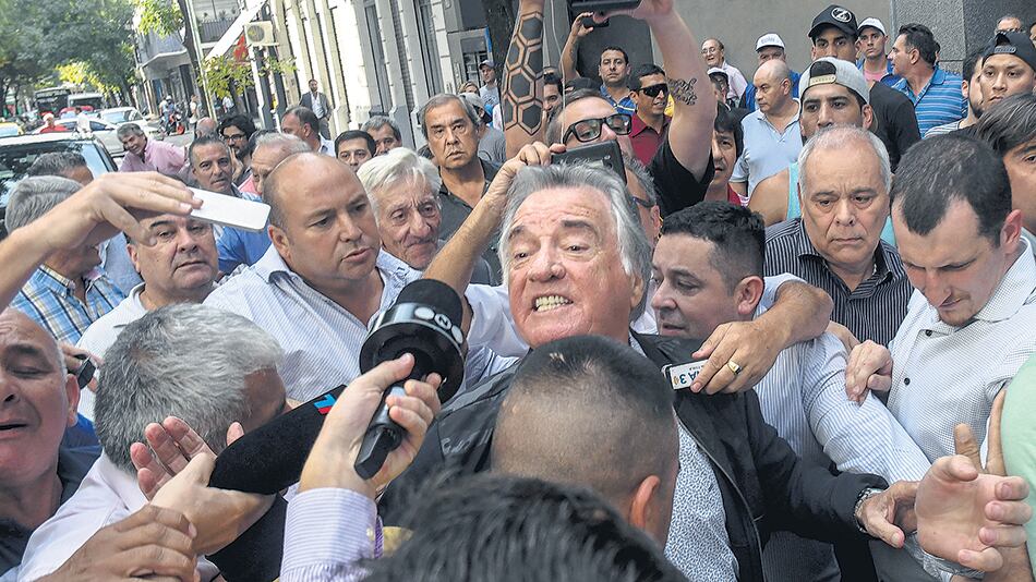 El gastronómico Luis Barrionuevo quiso ocupar ayer la sede del PJ, pero Gioja le avisó que no dejaría el cargo.