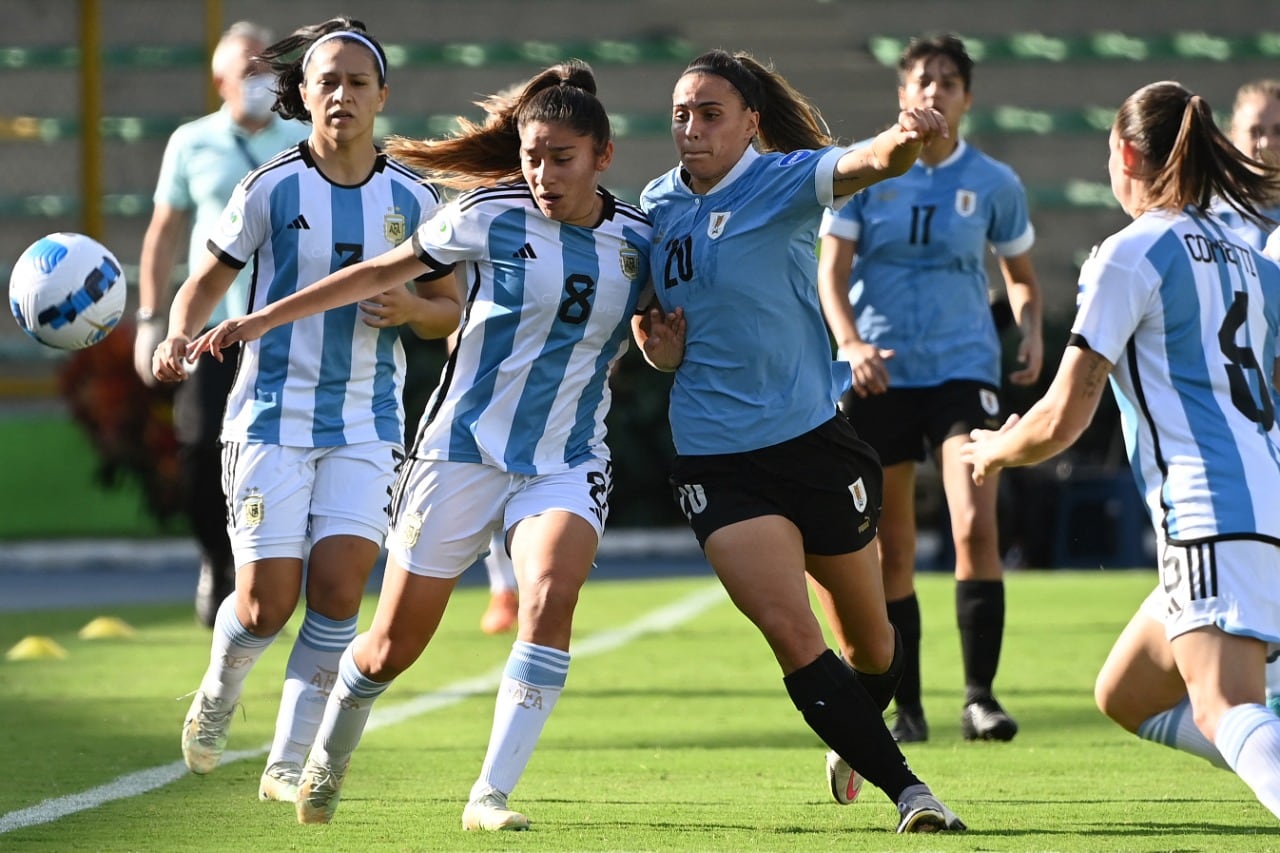 La argentina Falfán disputa con Gómez. El seleccionado femenino se floreó en Colombia