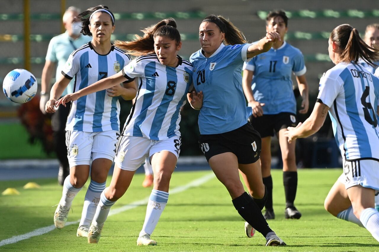 La argentina Falfán disputa con Gómez. El seleccionado femenino se floreó en Colombia
