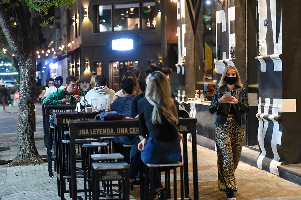 Entrar al bar, un gancho para que los jóvenes se vacunen.