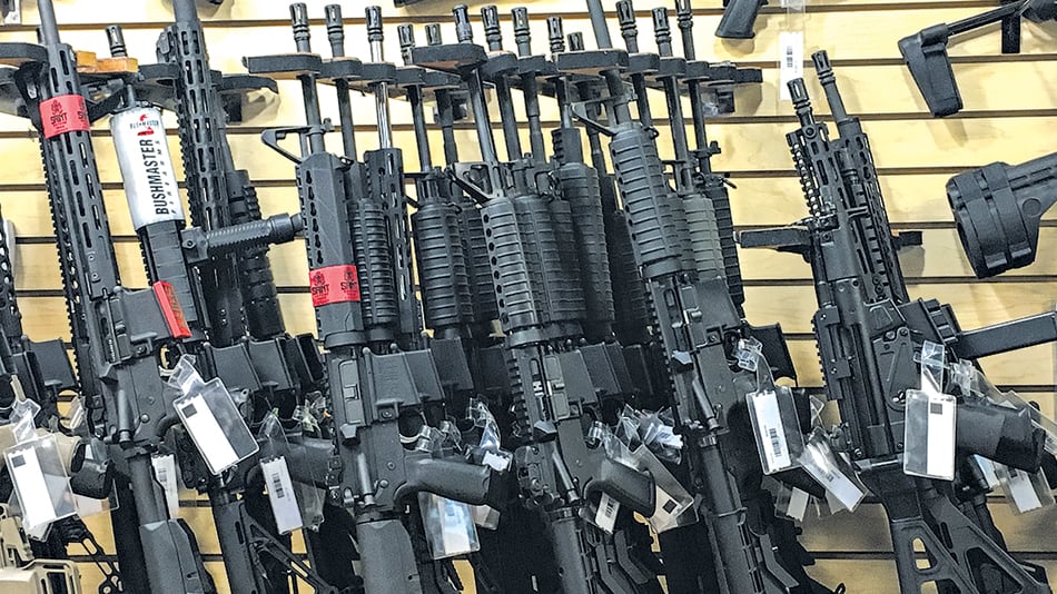 Armas como la usada por Stephen Paddock, en un negocio de Las Vegas, al alcance de cualquiera.