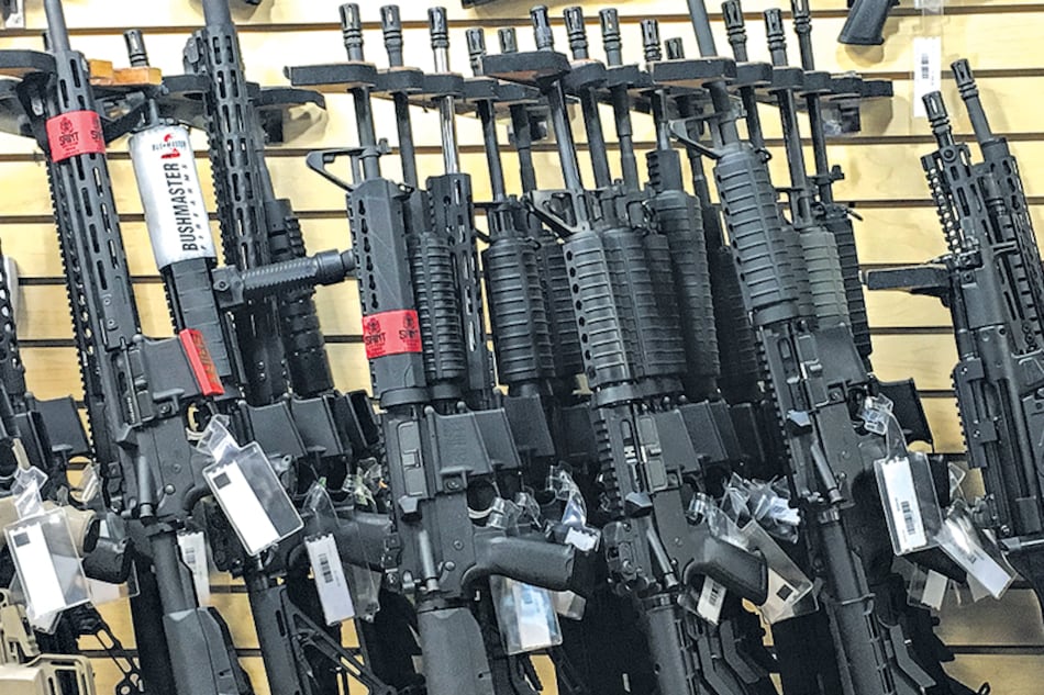 Armas como la usada por Stephen Paddock, en un negocio de Las Vegas, al alcance de cualquiera.