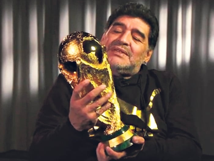 Maradona con la Copa del Mundo que alzó en el país al que ahora vuelve.