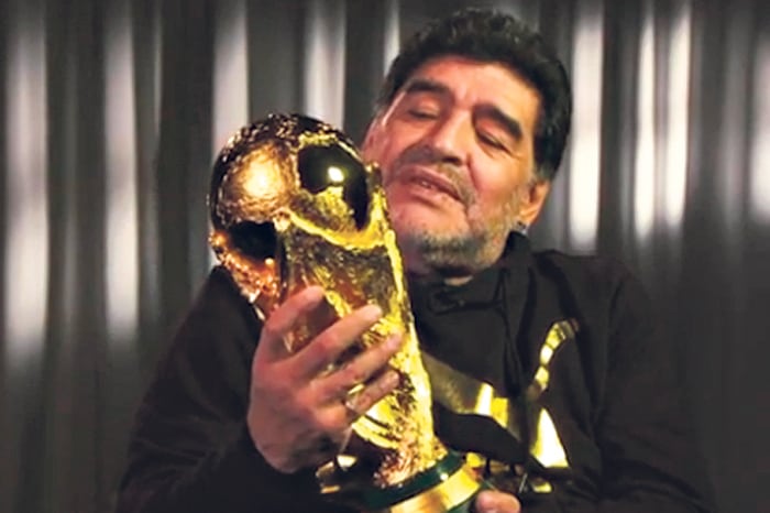 Maradona con la Copa del Mundo que alzó en el país al que ahora vuelve.