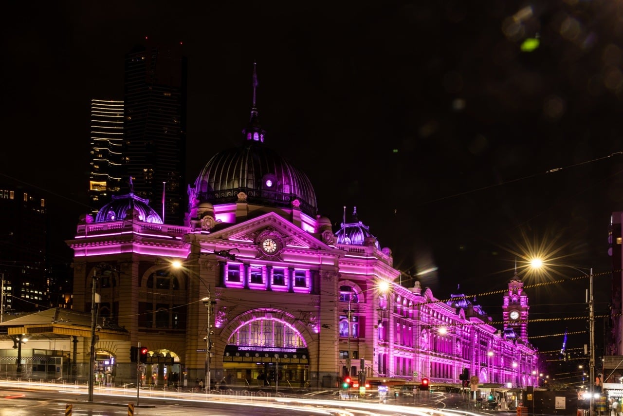 Estación de tren de Melbourne, Australia, iluminada por la coronación