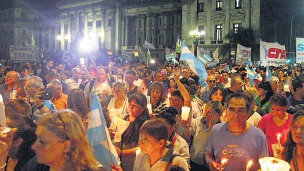 Varios dirigentes opositores se sumaron ayer a la marcha de las velas contra el tarifazo.