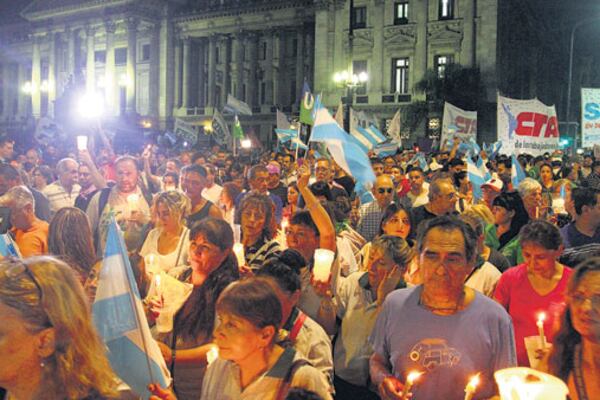 Varios dirigentes opositores se sumaron ayer a la marcha de las velas contra el tarifazo.