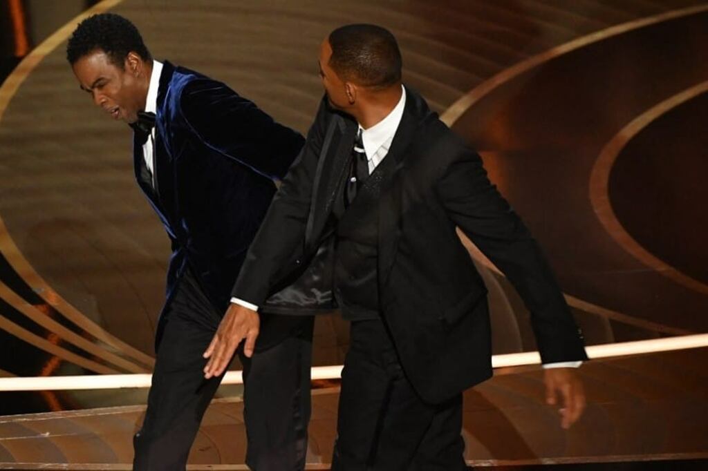 Will Smith golpea a Chris Rock
