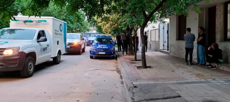 La policía en la puerta de la casa donde ocurrió el hecho.