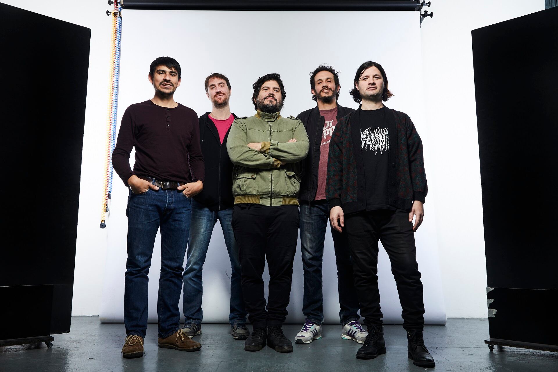 El mató a un policía motorizado sacó single y video con aires decembristas: gente trepada, medallas doradas y patria unida