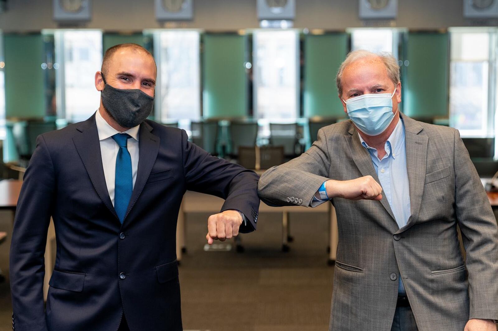 El ministro de Economía junto a Axel Van Trotsenburg, vicepresidente del BM.