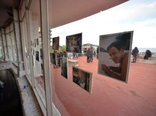 El ventanal del Centro Cultural Pipach, con las fotos de Juan.