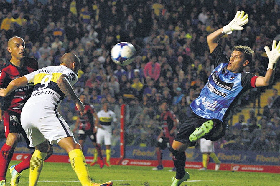 Benedetto cabecea por el segundo palo para marcar el gol de Boca, al final del primer tiempo.