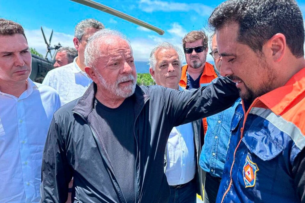 Lula junto al gobernador de San Pablo, bolsonarista Tarcisio de Freitas, con quien sobrevoló la zona inundada.