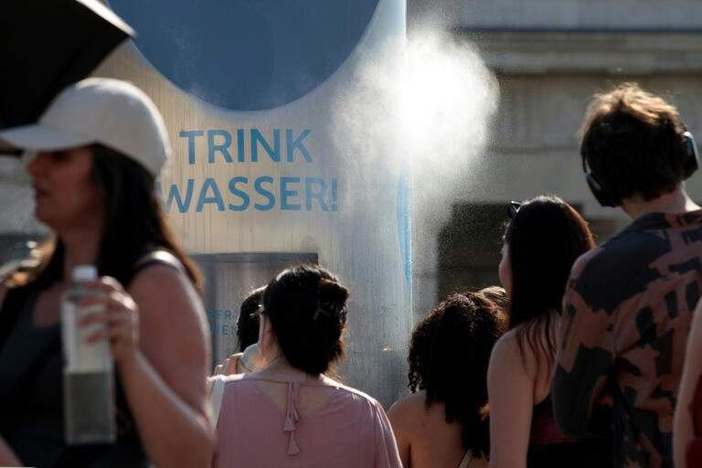 Un puesto de dispensa de agua fresca en el tórrido verano europeo.