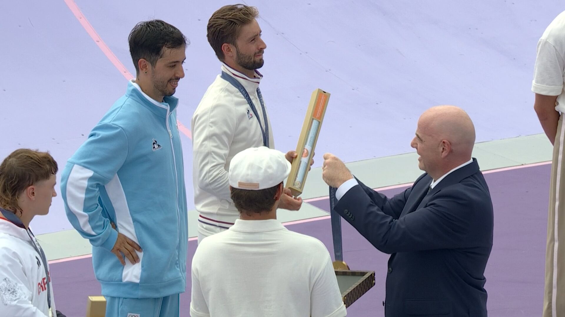 Gianni Infantino, presidente de la FIFA, le entregó la medalla de oro al "Maligno" Torres. 