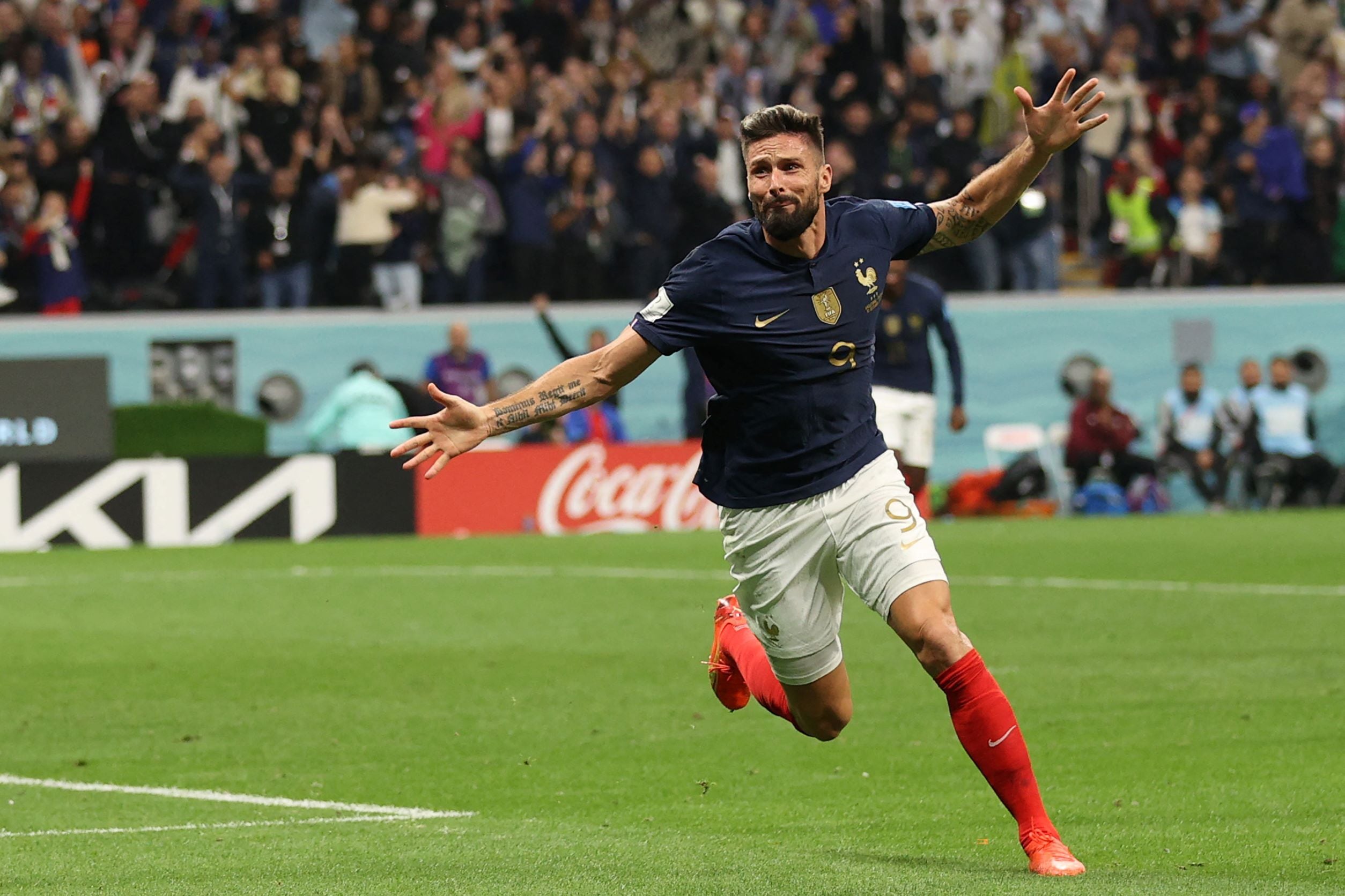 Giroud festeja el gol con el que puso arriba al combinado francés (Foto: AFP).