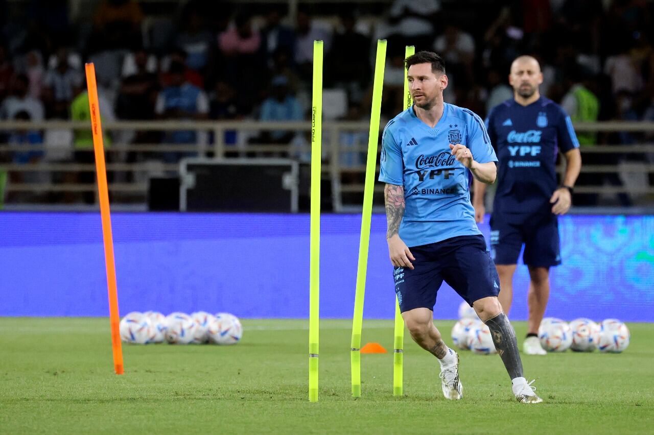 Lionel Messi se entrena en el estadio Bin Zayed de Abu Dhabi; detrás, Walter Samuel.