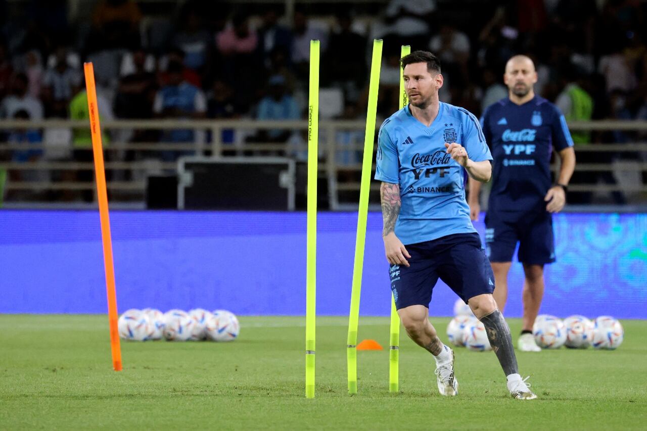 Lionel Messi se entrena en el estadio Bin Zayed de Abu Dhabi; detrás, Walter Samuel.
