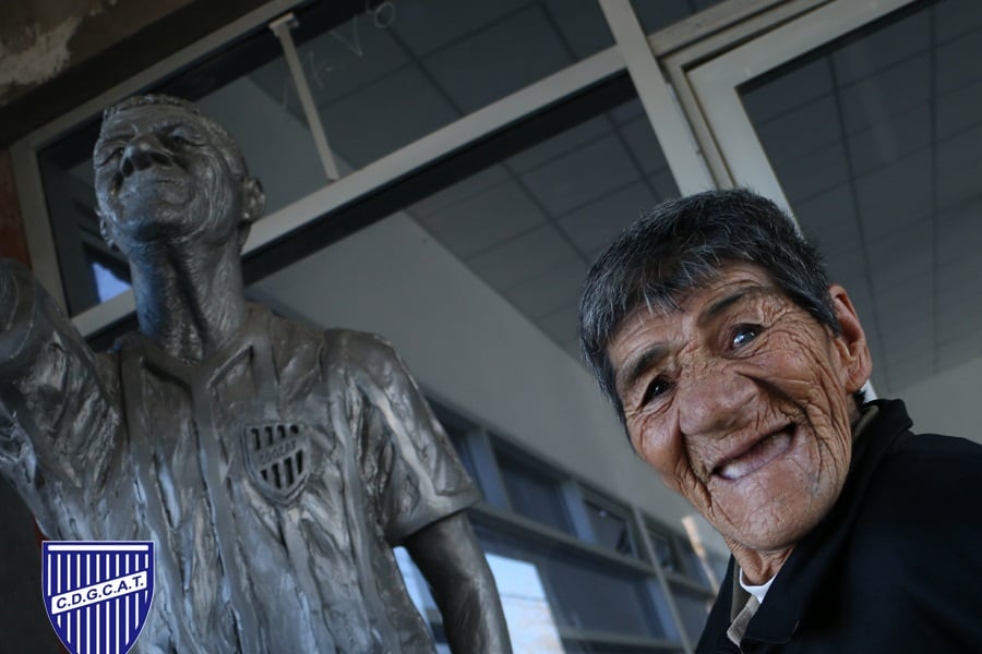 Julio Roque Pérez y la estatua con la que lo homenajeó Godoy Cruz.