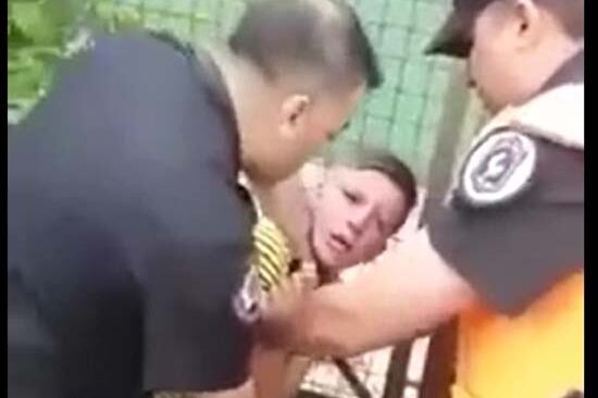 El acoso al chico fue registrado en video.