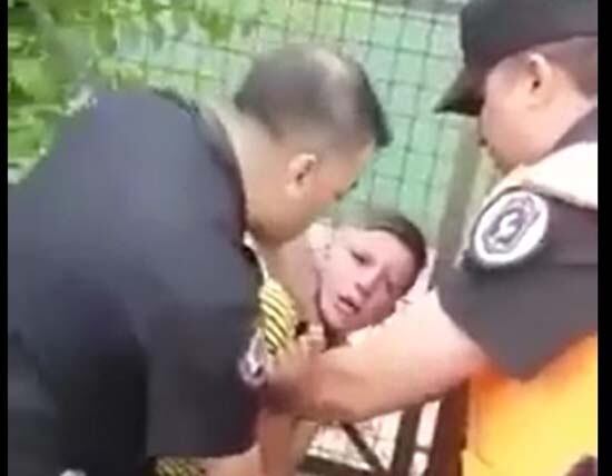 El acoso al chico fue registrado en video.