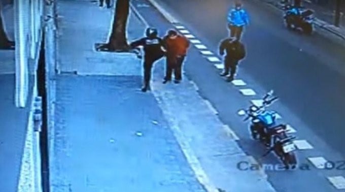 Captura del video en el que Ramírez patea a Gómez y lo derrumba.