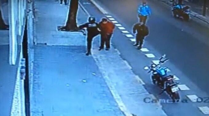 Captura del video en el que Ramírez patea a Gómez y lo derrumba.