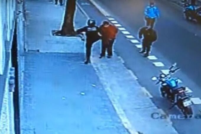 Captura del video en el que Ramírez patea a Gómez y lo derrumba.