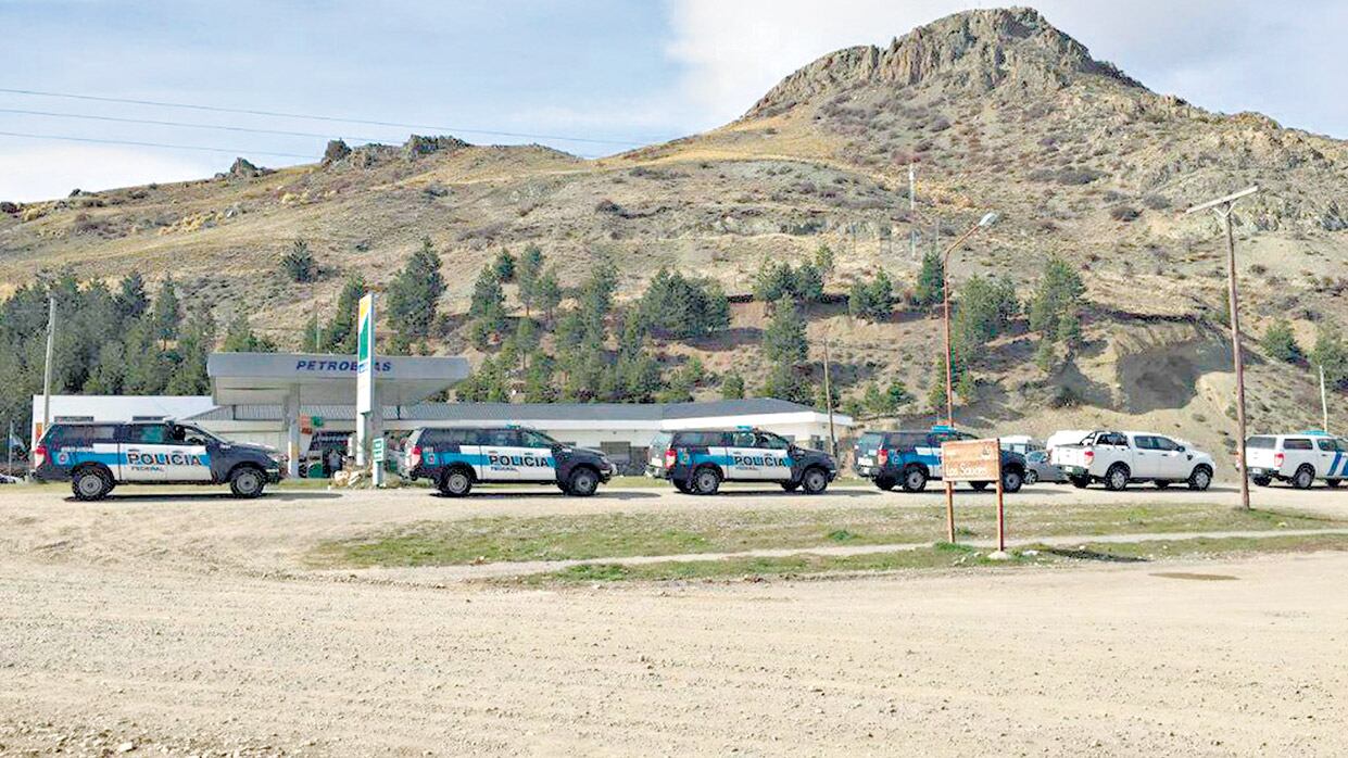 Los móviles de la Policía Federal esperan en Esquel para el rastrillaje que realizarían hoy.