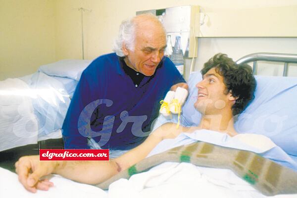 Claudio Zacarías junto a su padre, Santos, cuando permanecía internado.