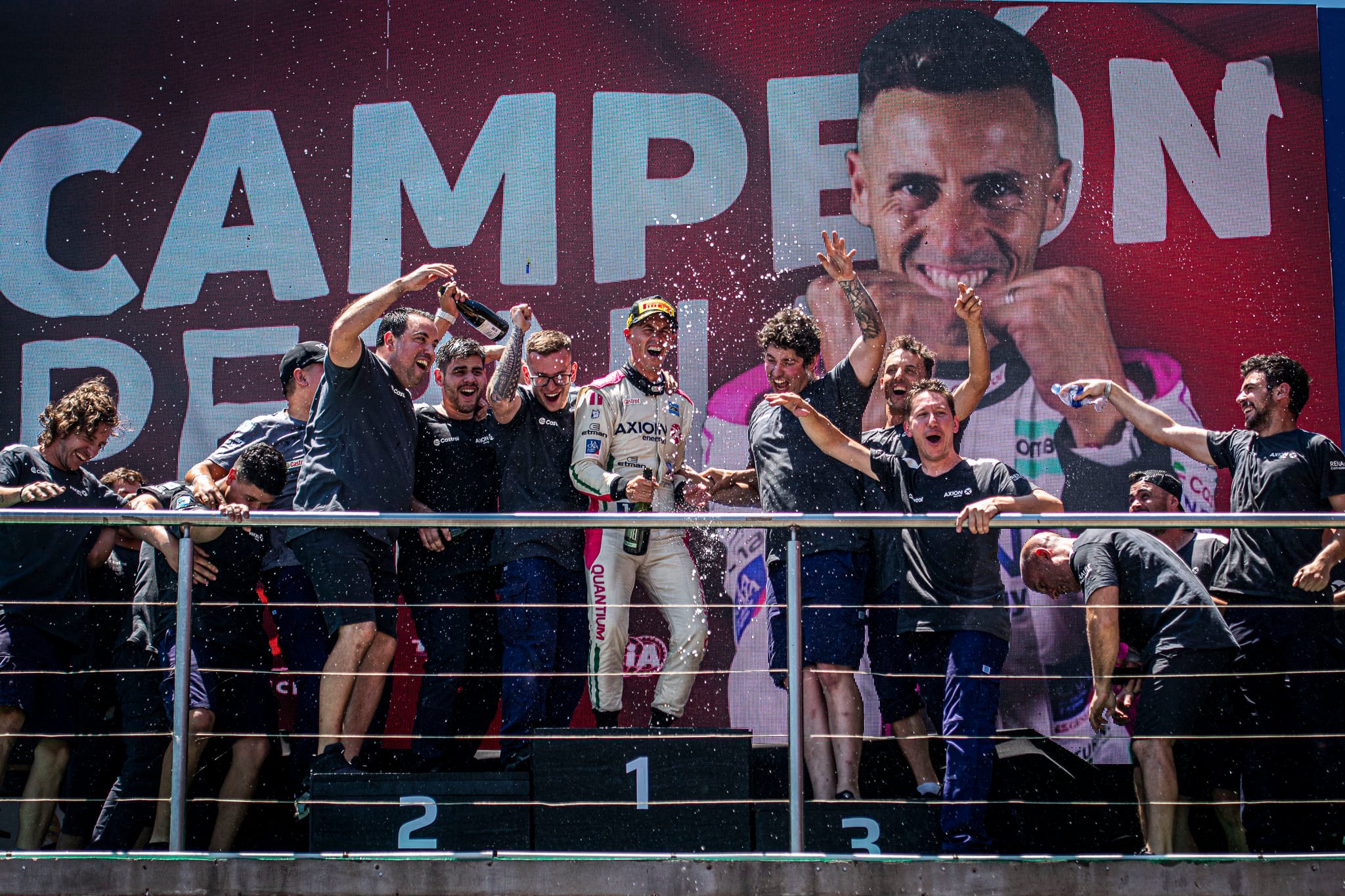 Festejo de Pernía y si equipo en el podio de Termas de Río Hondo.