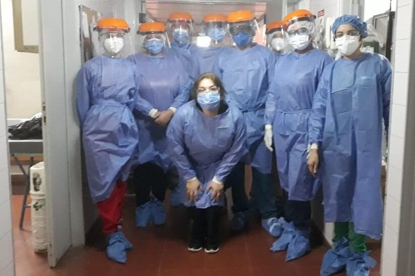Verónica junto al equipo de terapia intensiva de pacientes covid-19 del Hospital San Juan. Anoche en la guardia.