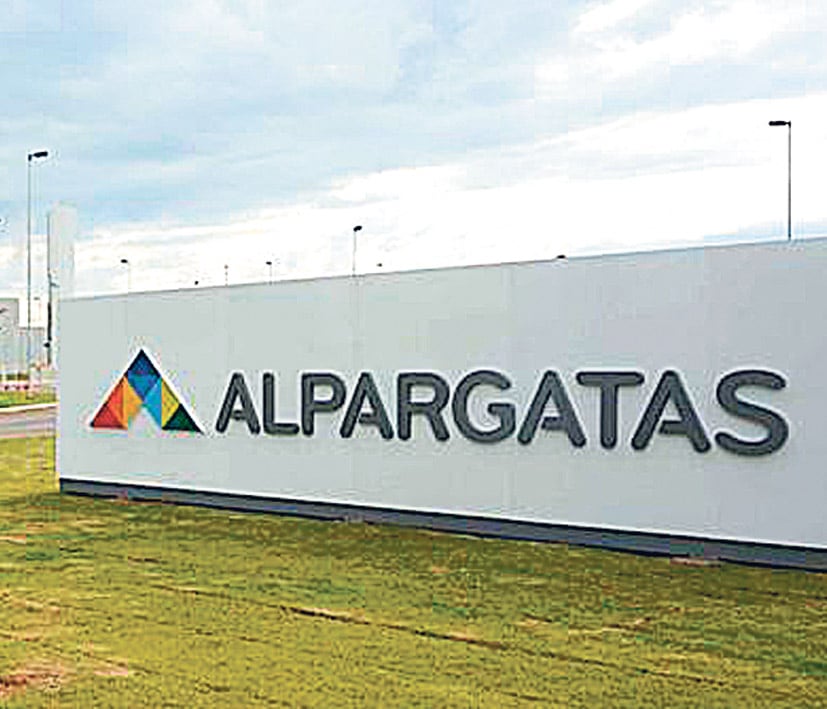 Protesta de trabajadores que serán despedidos por Alpargatas, firma controlada por capitales brasileños.