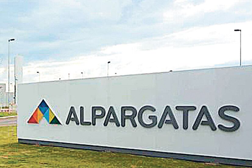 Protesta de trabajadores que serán despedidos por Alpargatas, firma controlada por capitales brasileños.