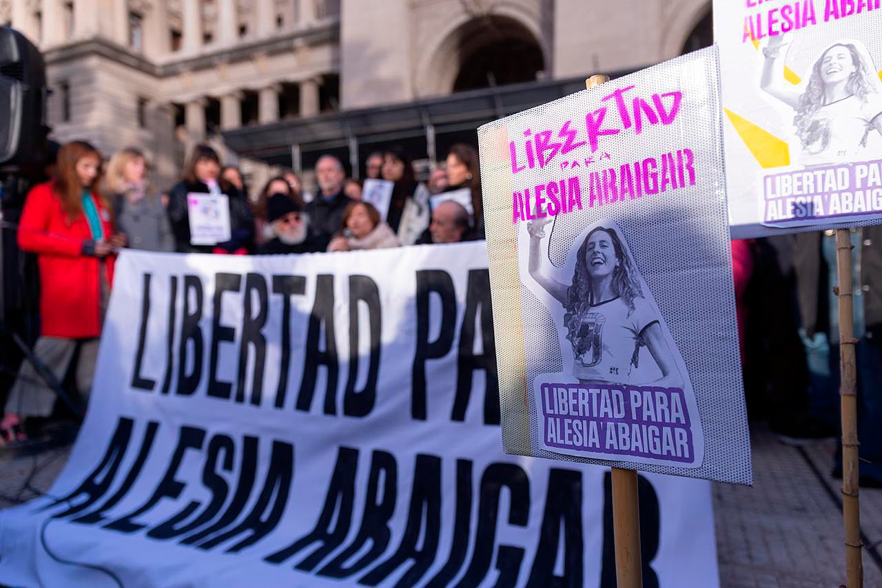 Alexia Abaigar fue la primera detenida por poner un pasacalle y bosta frente a la casa de Espert. 