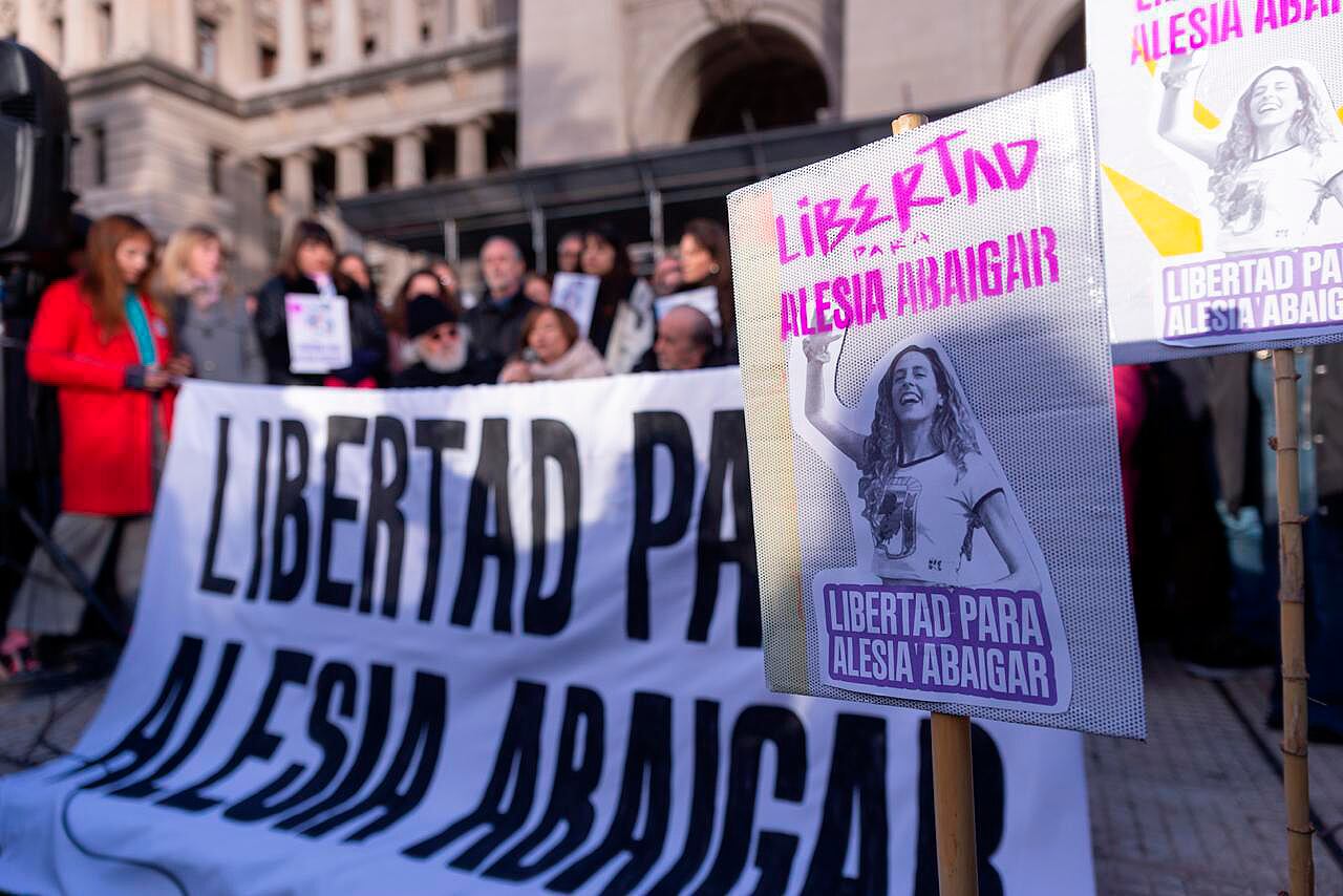Alexia Abaigar fue la primera detenida por poner un pasacalle y bosta frente a la casa de Espert.