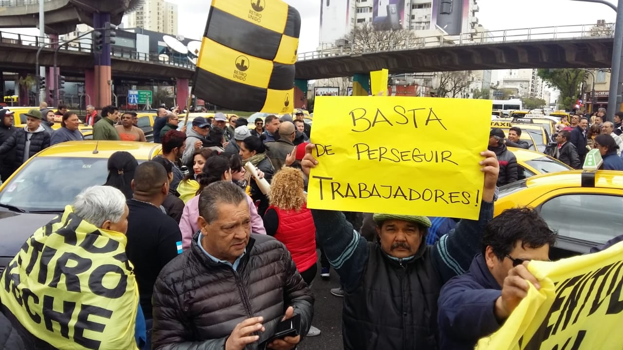 Los taxistas protestan en San Juan y 9 de Julio.