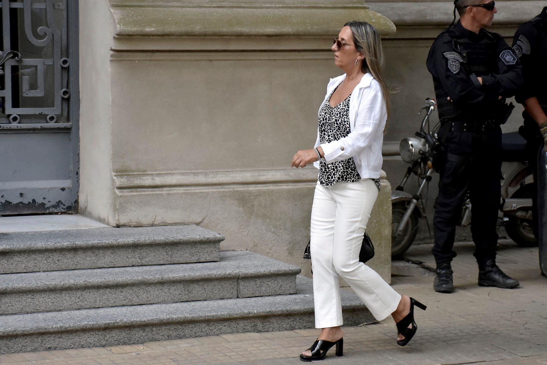 La jueza Claudia Castro llegando a los tribunales de Dolores donde se desarrolló el juicio por el crimen de Facundo Baez Sosa. (foto:NA)
