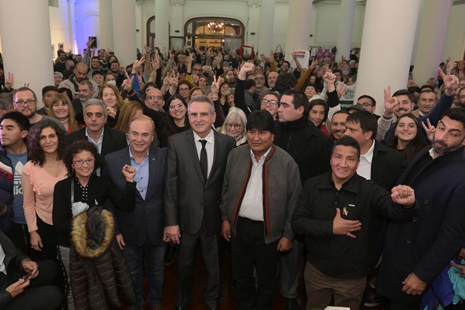 1) Evo junto a Agustín Rossi y el rector Bartolacci, entre otros. b) Concejales locales también participaron del acto.