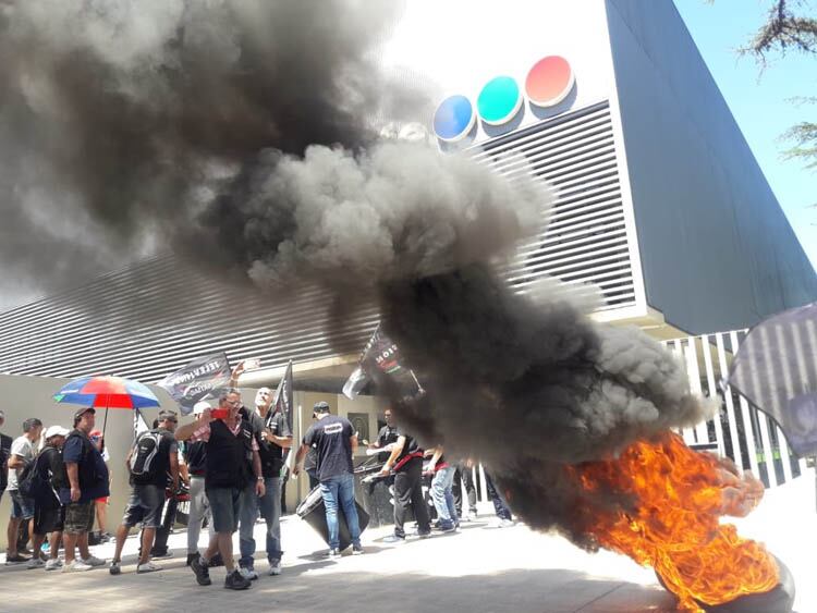 Los trabajadores se expresaron en la puerta del canal para repudiar los despidos.