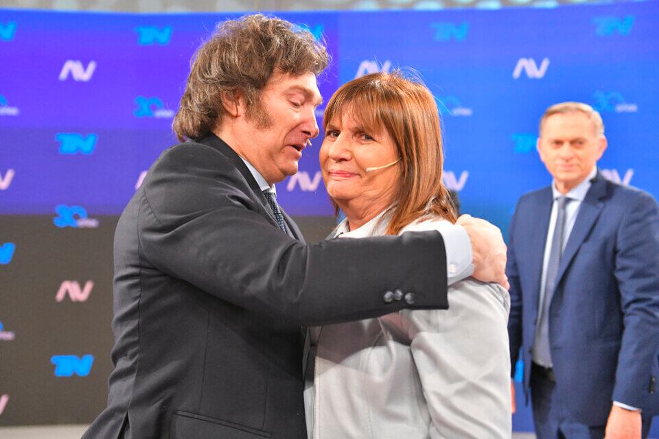 Javier Milei y Patricia Bullrich se abrazan tras sellar su acuerdo político antes del balotaje.