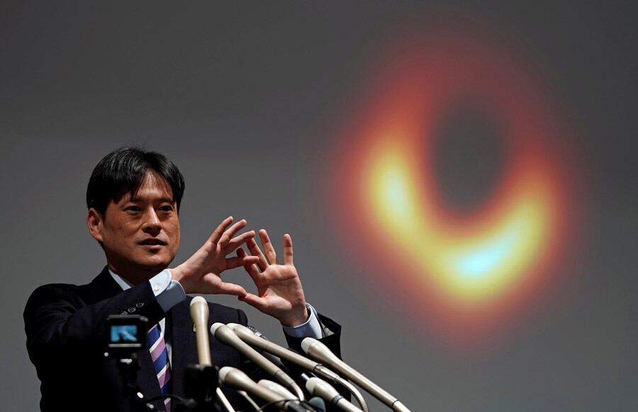 Mareki Homnma, del Observatorio Astronómico Nacional de Japón, presenta la primera imagen de un agujero negro. Foto: EFE