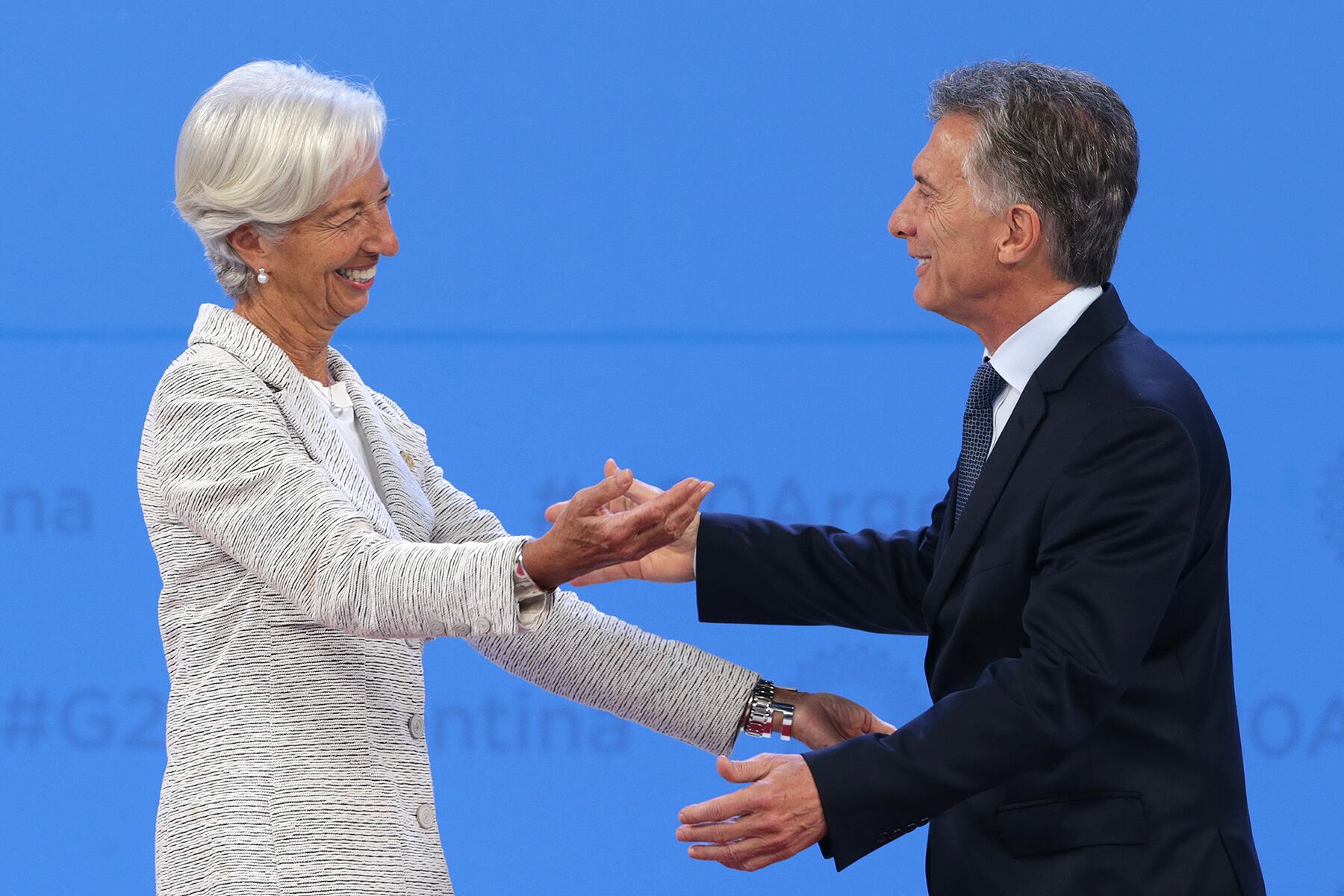 La ex titular del FMI Christine Lagarde al borde del abrazo con Mauricio Macri.