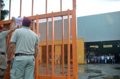 Personal municipal se encargó de colocar la faja de clausura del galpón de Monticas.