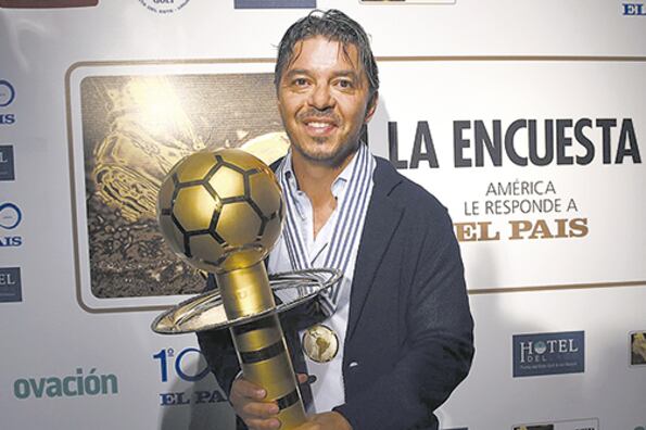 Marcelo Gallardo con el trofeo que lo consagra como el mejor entrenador de América.