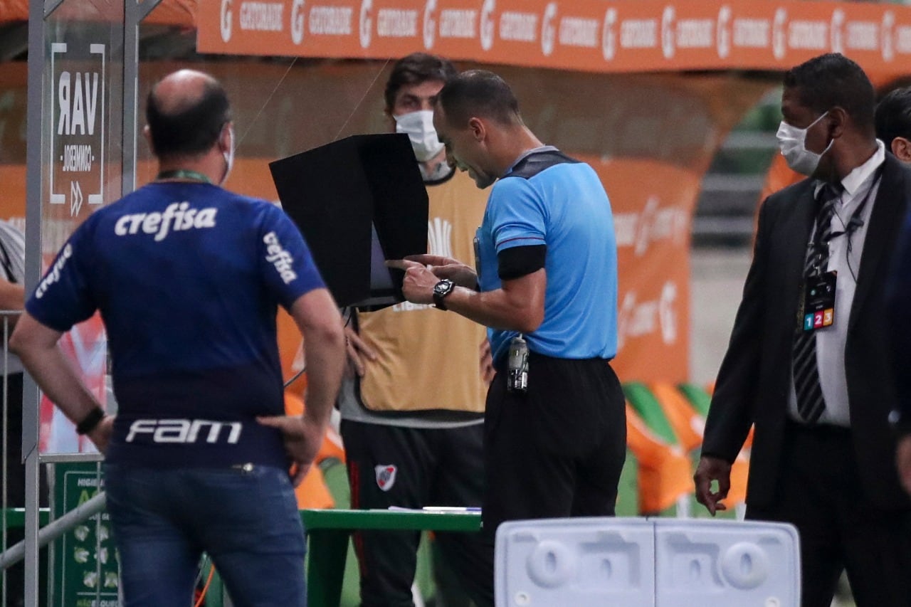 El árbitro Ostojich revisa una jugada en el VAR.