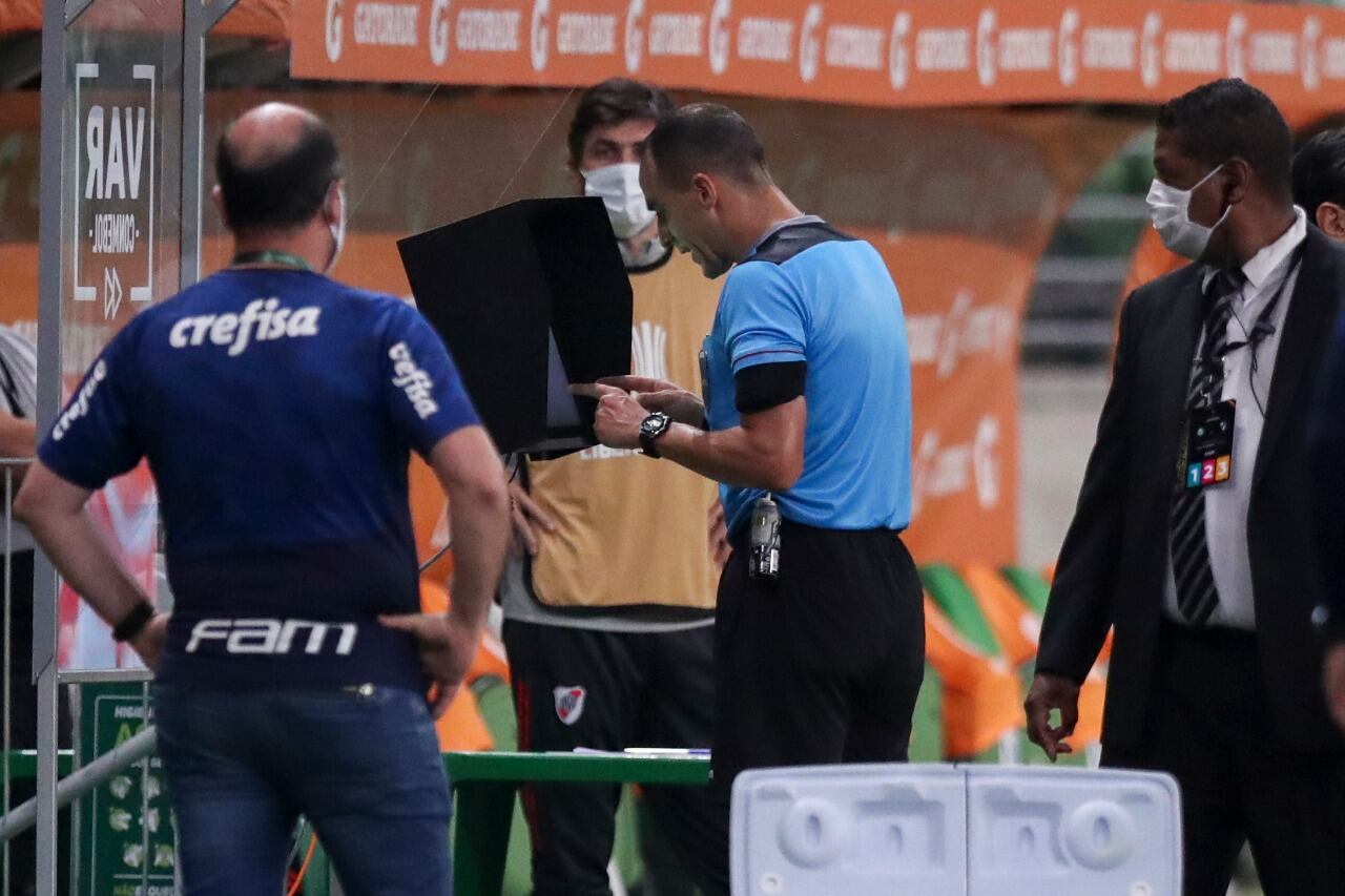 El árbitro Ostojich revisa una jugada en el VAR.