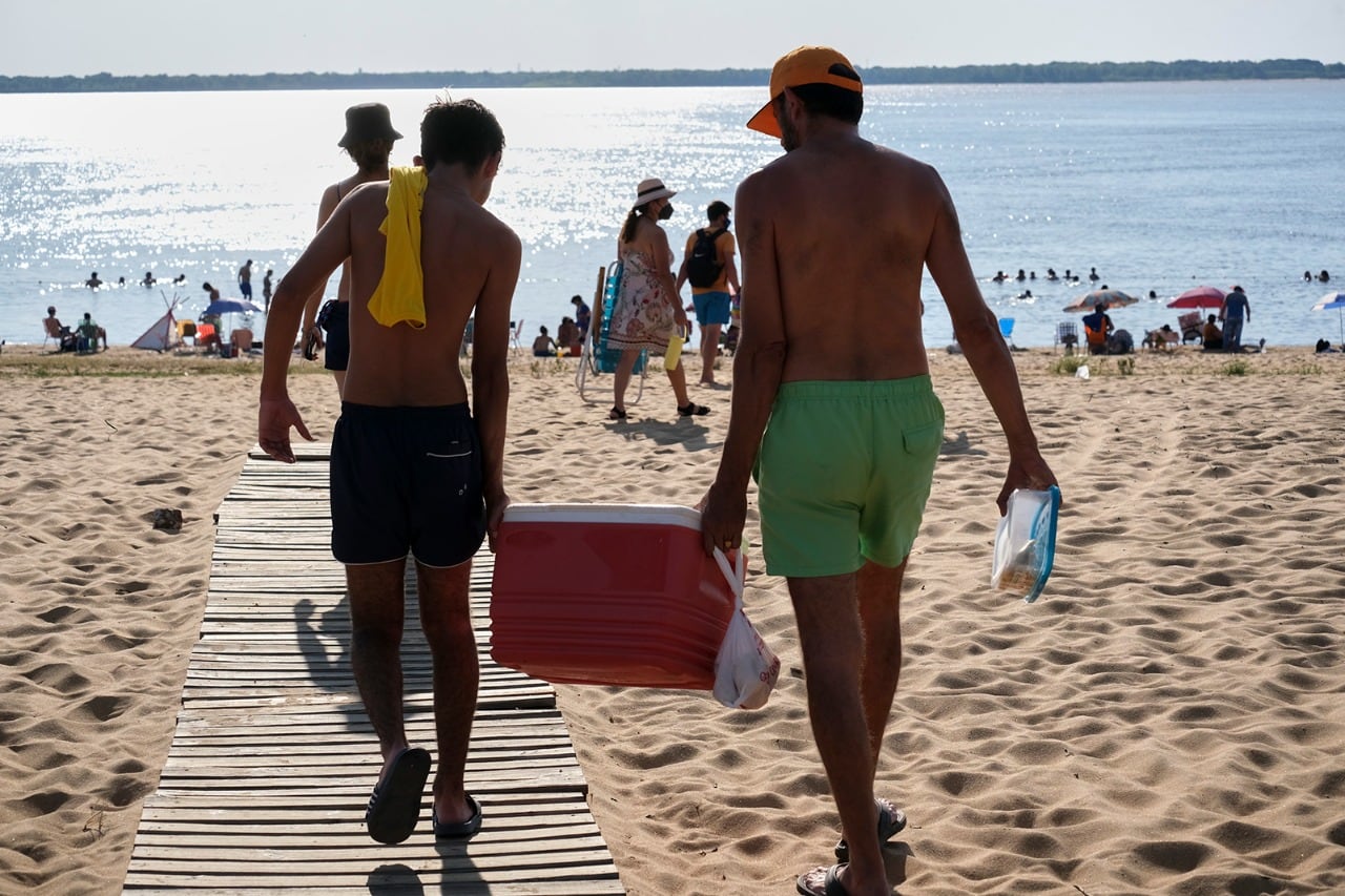 En Corrientes, provincia en alerta por la ola de calor, el río es una opción para encontrar algo de refresco
